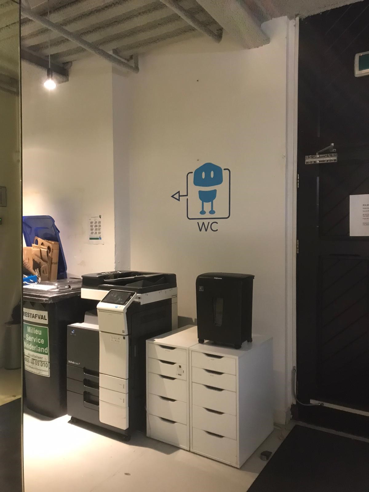 Wall-grip wc signage